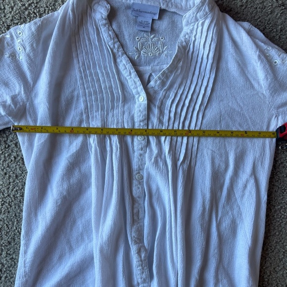 Woman’s Button Down Flowy Top - Picture 4 of 4